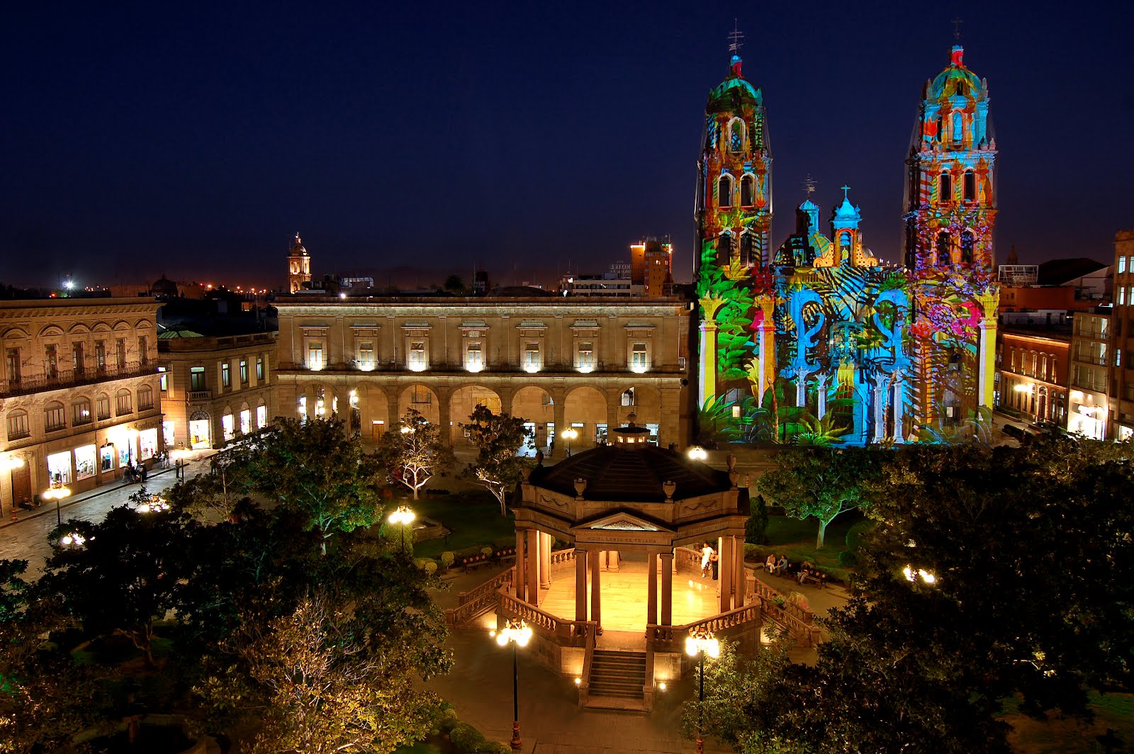 Foto panorámica nocturna de San Luis de Potosí, México