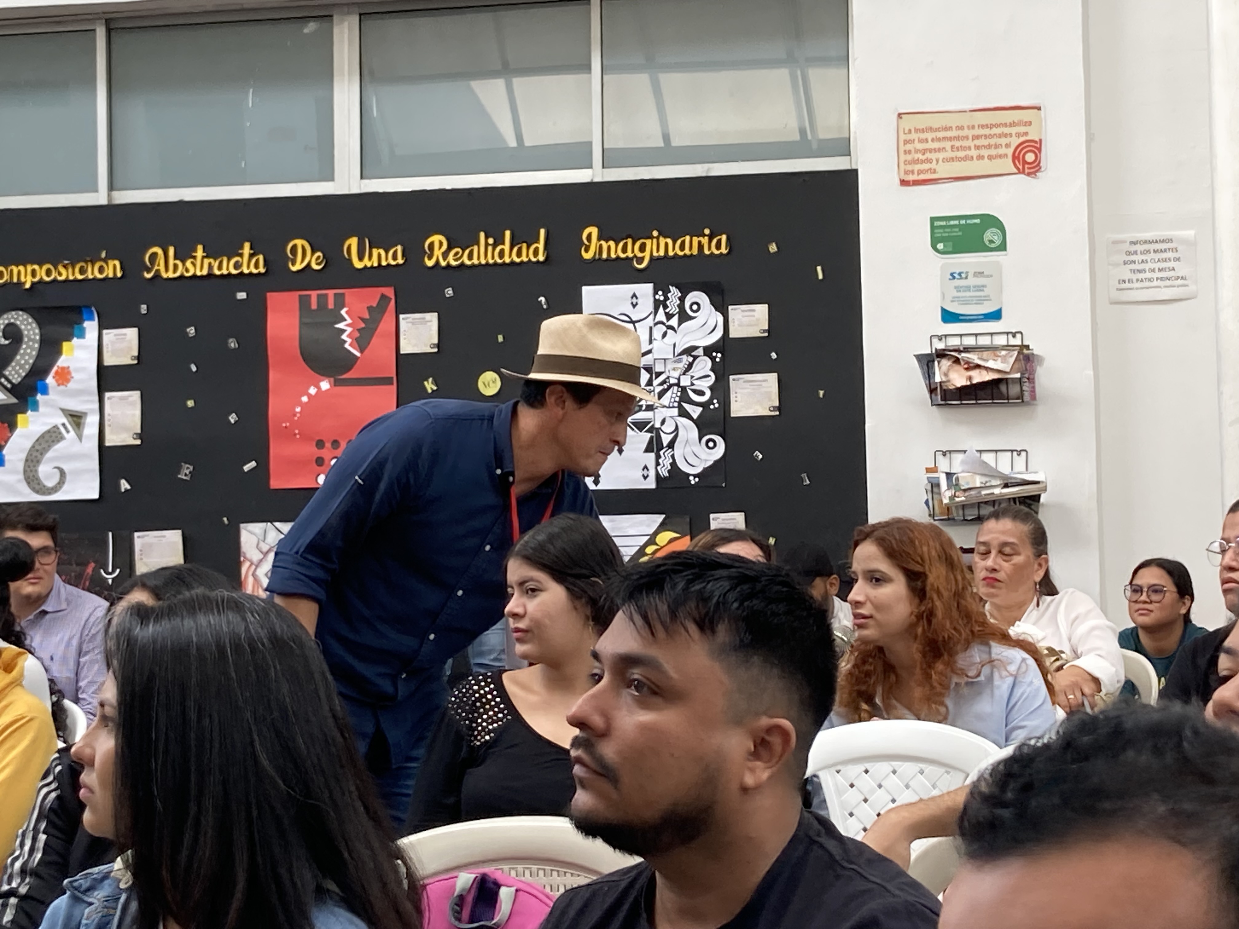 Profesor Jaime Cortés interactuando con los asistentes al evento