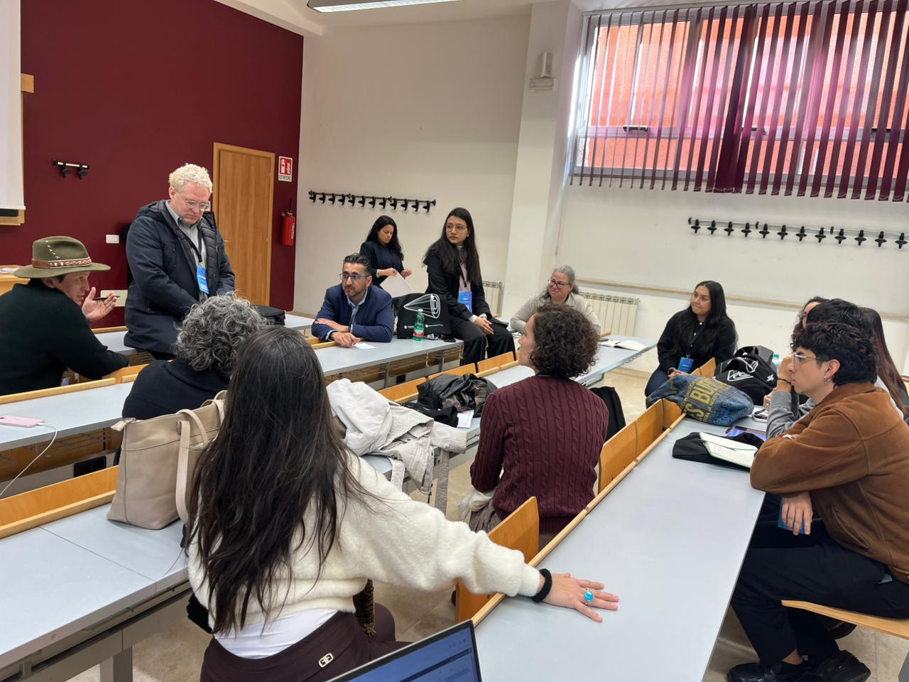 Conversación sobre Principios y prácticas del diseño según las experiencias de investigación. Aquí están dos mexicanos, una española y los demás colombianos