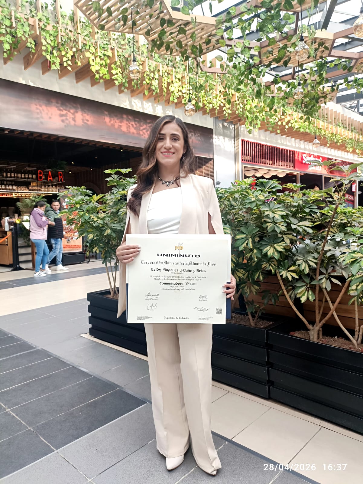 Angélica Muñoz con el diploma de grado como Comunicadora visual de la Escuela de creación, comunicación y cultura de UNIMINUTO